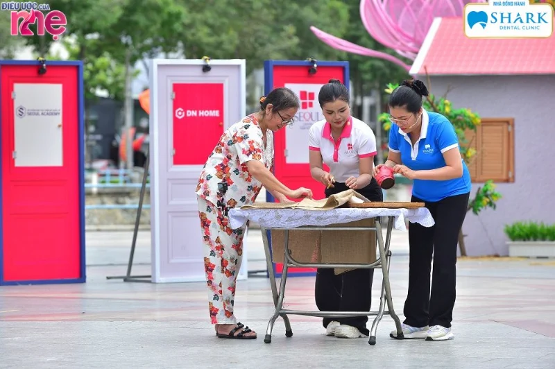 Đại diện Shark Nha Khoa - Chị Nguyễn Thị Liễu Vy nhiệt huyết tham gia các vòng chơi hỗ trợ các gia đình giành giải thưởng lớn