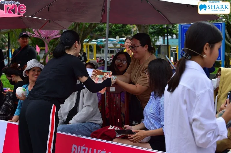 Diễn viên Thân Thúy Hằng tích cực bán hàng đến khán giả trong trường quay