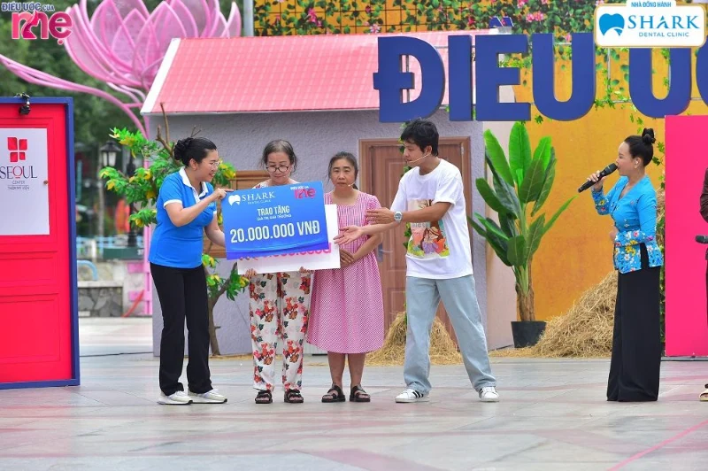Nha Khoa Shark trao tặng 20 triệu cho gia đình cô Huê với hy vọng gia đình cô sẽ cải thiện cuộc sống, thêm hy vọng vào tương lai