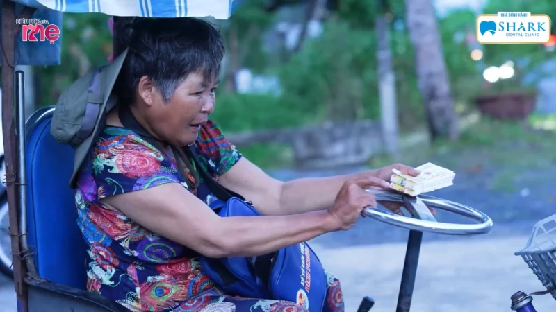 Mẹ của em Ngân dù bệnh tật, ốm yếu nhưng vẫn bán vé số điều đặn hỗ trợ con nuôi cháu