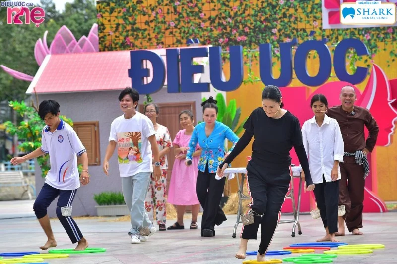 Diễn viên Thân Thúy Hằng và nhạc sĩ Nguyễn Văn Chung chơi hết mình trong các vòng chơi