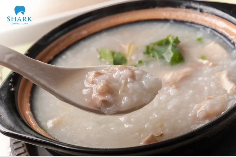 ăn thức ăn mền để giảm áp lực nhai, giúp nhanh lành vết thương sau khi tiểu phẫu răng khôn