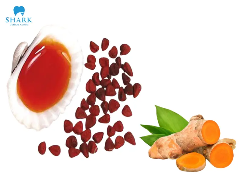 Hạn chế ăn thực phẩm chứa dầu màu điều và nghệ tươi có màu sắc đậm