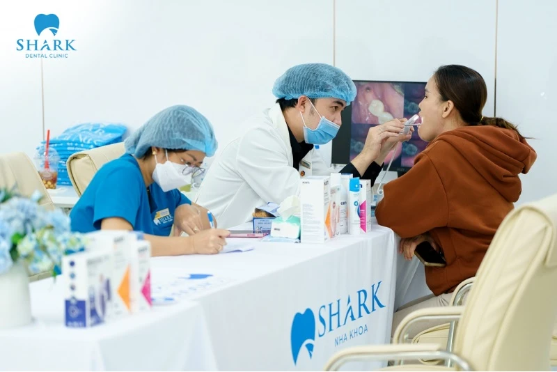 Bác sĩ sẽ khám và đo đạc kỹ lưỡng trước khi đeo chun chuỗi chỉnh nha