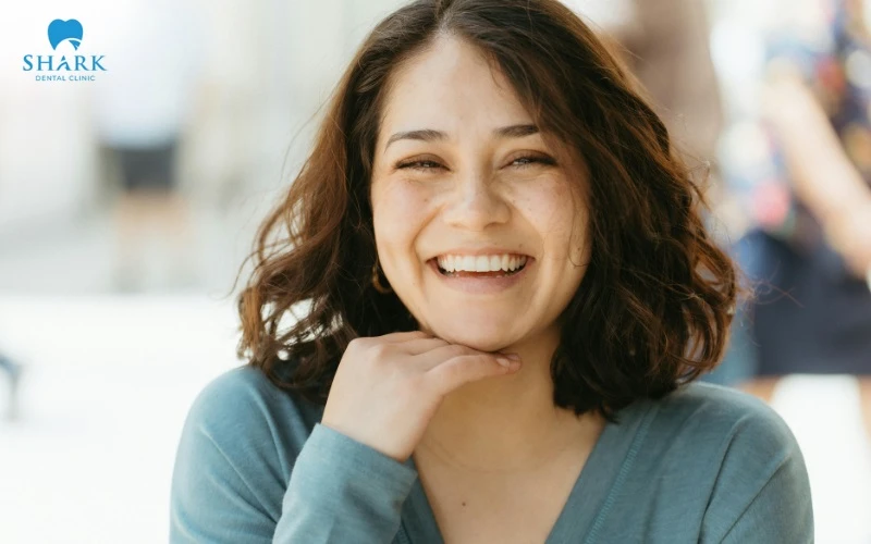 Má lúm đồng tiền khi cười nhe răng tạo cảm giác thân thiện dễ gần