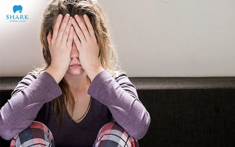 Bệnh nhân bị đau rát khi mắc bệnh lichen phẳng