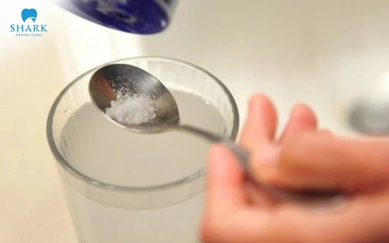 Súc nước muối ấm để giảm ngứa chân răng