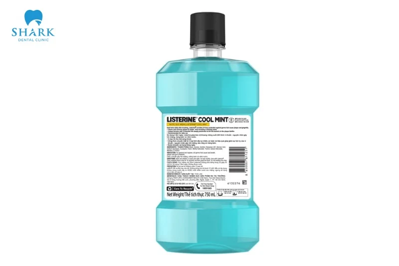 Thành phần của nước súc miệng Listerine được in rõ ràng ở mặt sau của chai