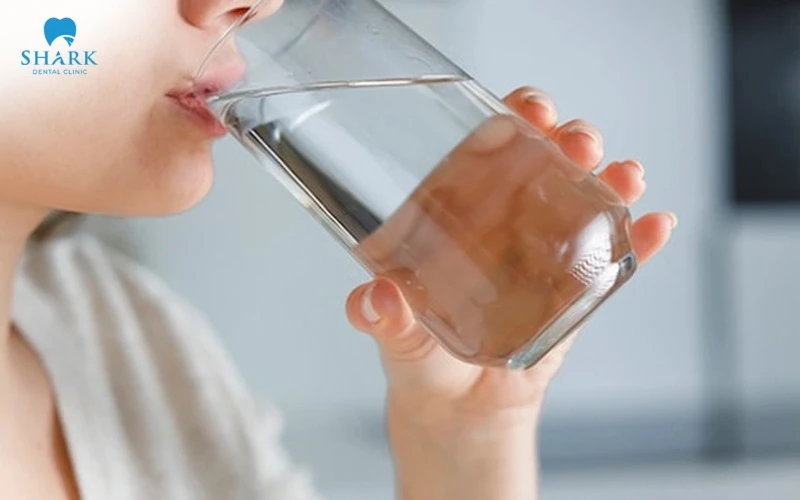 Uống thật nhiều nước khi lỡ nuốt phải thun chỉnh nha