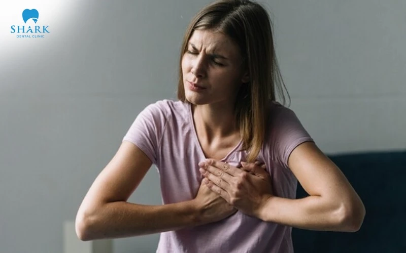 Lập tức đến cơ sở y tế gần nhất nếu có tình trạng ép ngực khó thở