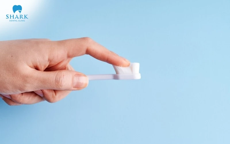 Sử dụng bàn chải lông mềm để chải răng