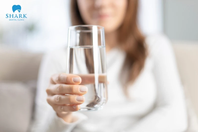 Uống đủ nước để duy trì độ ẩm cho miệng và cơ thể