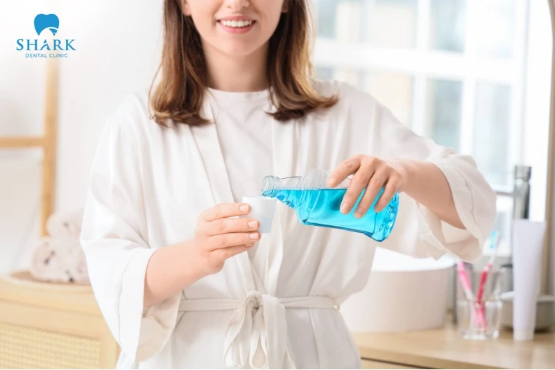 Súc miệng đúng cách để duy trì độ ẩm và giữ khoang miệng sạch sẽ