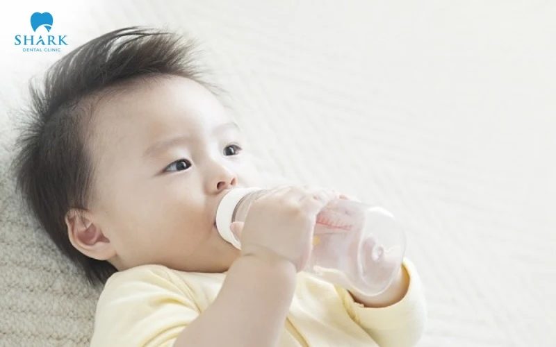 Trẻ bú bình có thể dẫn đến tình trạng hô khi lớn lên