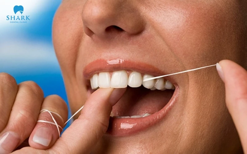 Chú ý giữ chặt sợi chỉ để tác động một lực đủ và vừa phải để làm sạch kẽ răng