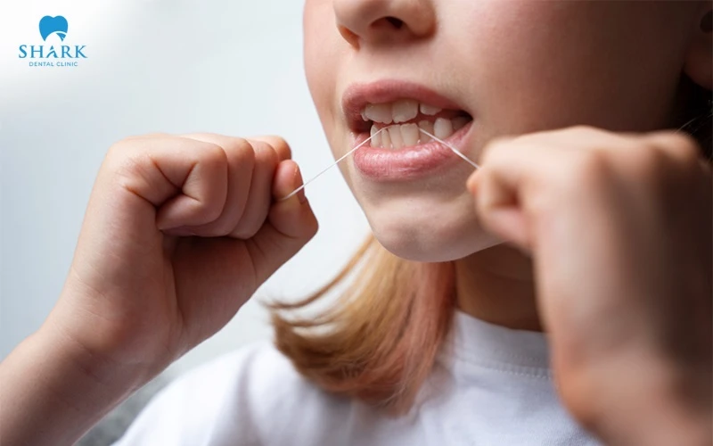 Khi dùng tăm chỉ nha khoa hãy chú ý về lực để tránh tổn hại đến nướu