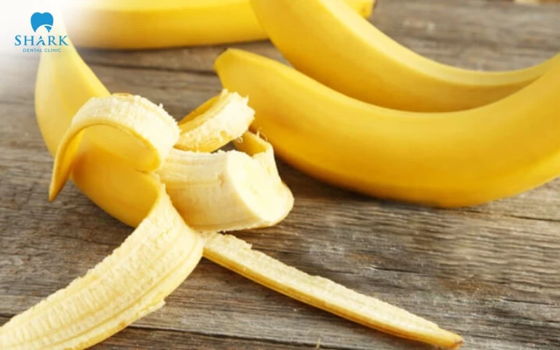 Sử dụng trực tiếp vỏ chuối chín lên răng