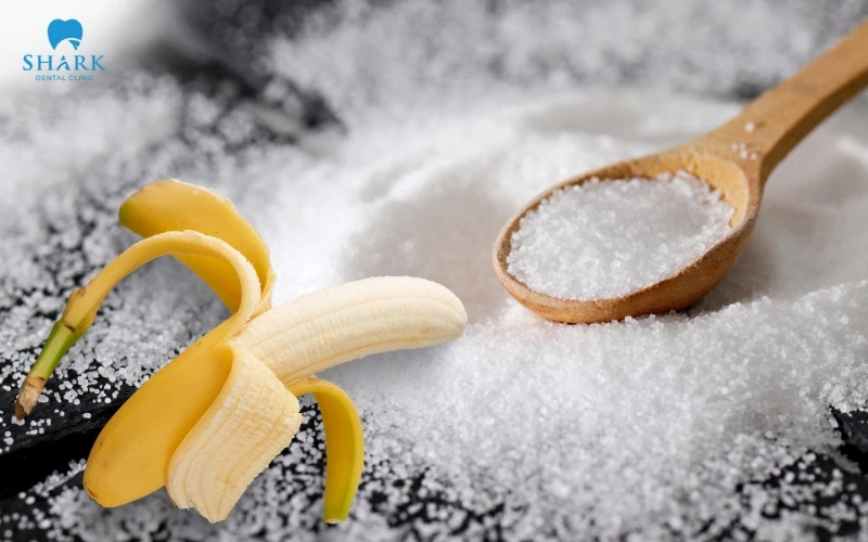 Kết hợp múi nhuyễn và vỏ chuối chà lên răng