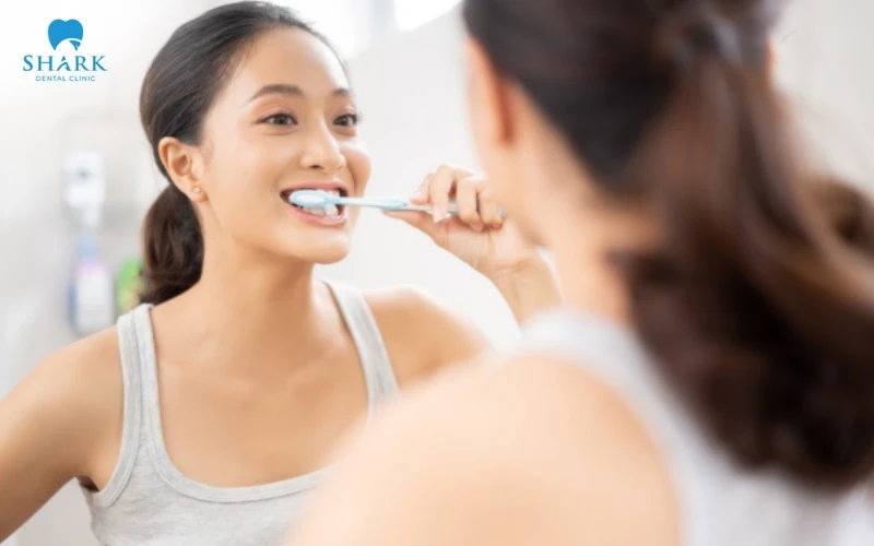 Vệ sinh răng miệng lại kỹ lưỡng sau khi dùng vỏ chuối làm trắng răng