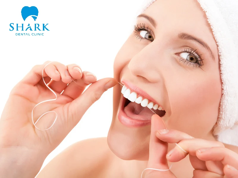 Sử dụng chỉ nha khoa kéo răng cho đều