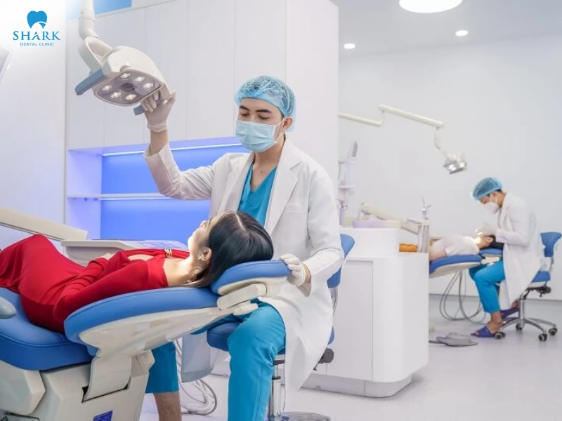 Lợi trùm răng khôn có tự hết không? Cách khắc phục hiệu quả 19 Điều trị lợi trùm răng khôn tại Nha khoa Shark được thực hiện đúng phác đồ, xử lý triệt để ổ viêm và hạn chế tái phát hiệu quả