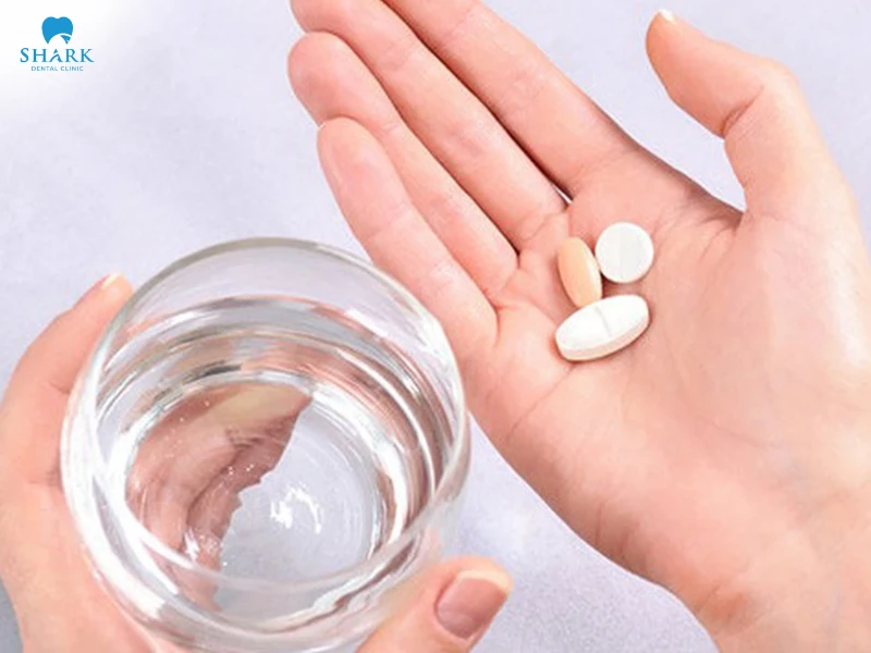 Lợi trùm răng khôn có tự hết không? Cách khắc phục hiệu quả 17 Uống thuốc kháng sinh theo chỉ định giúp kiểm soát nhiễm trùng, giảm sưng đau và ngăn vi khuẩn lan rộng