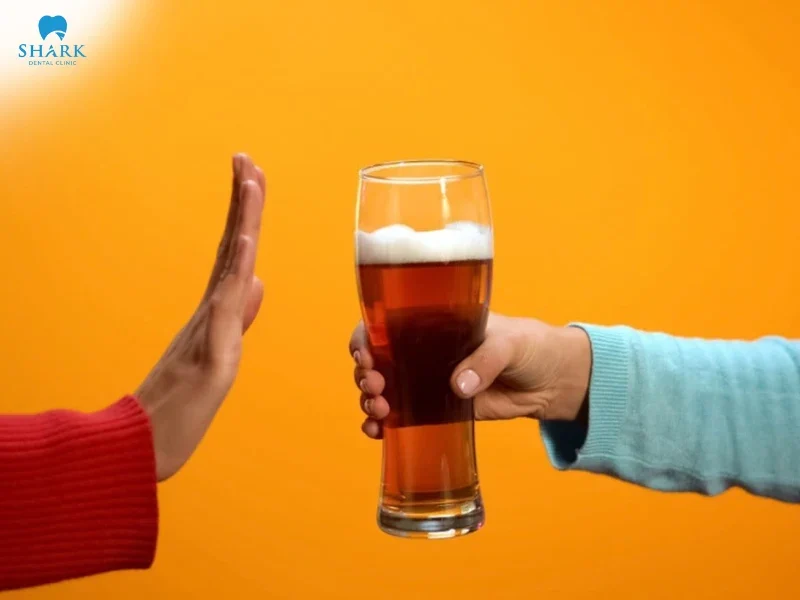 Không nên uống rượu bia trước khi nhổ răng khôn vì có thể làm tăng chảy máu và ảnh hưởng đến hiệu quả gây tê