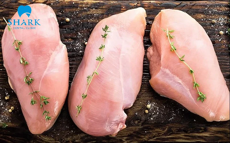 Niềng răng có ăn được thịt gà không? Cần kiêng món gì? 8 Ức gà mềm và nhiều thịt phù hợp với người đang niềng răng