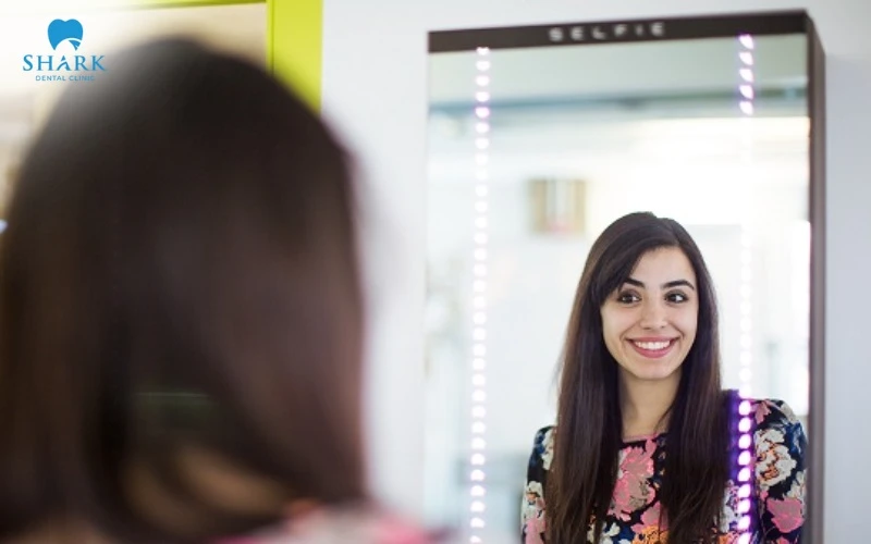 Kiểm tra răng bị lệch bằng cách đứng trước gương mà kiểm tra