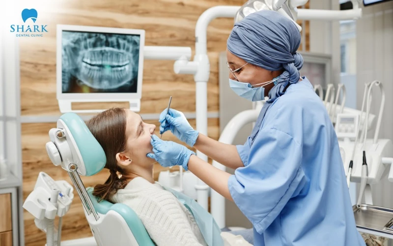 Chụp X-quang và phác họa rõ tiến độ điều trị bằng máy móc hiện đại trước khi trồng răng