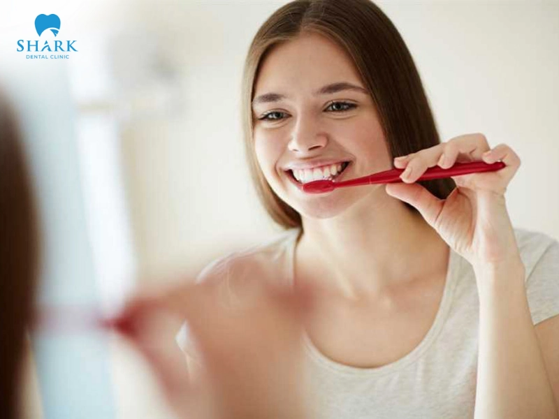 Đánh răng giúp làm sạch các thức ăn thừa bám trên răng
