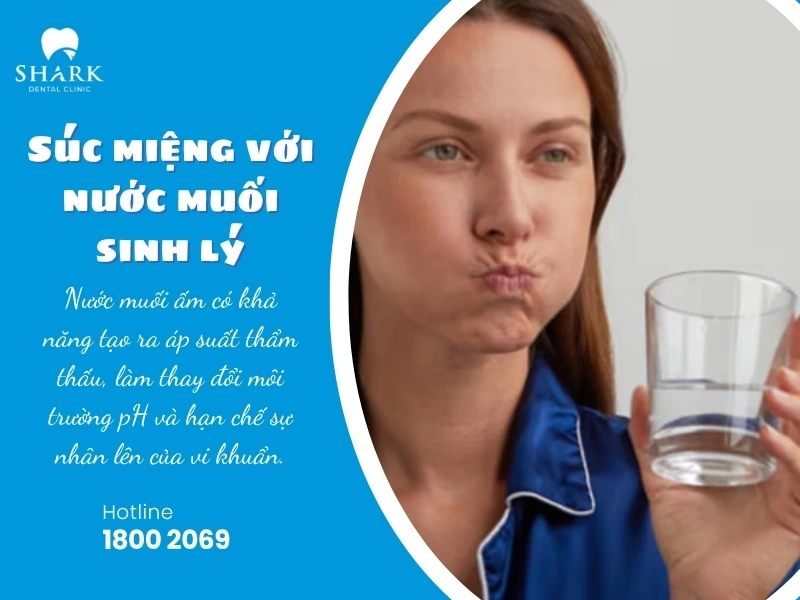 Súc miệng với nước muối sinh lý để giảm vi khuẩn gây viêm nhiễm