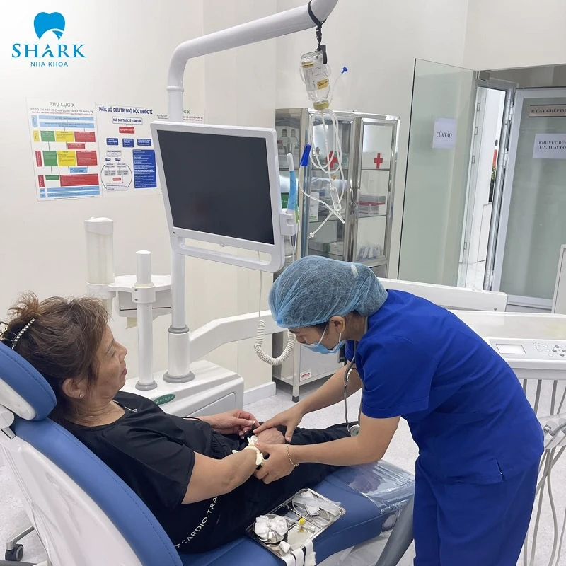 Bác sĩ thăm khám và chăm sóc trước - sau khi cấy ghép Implant ở Shark
