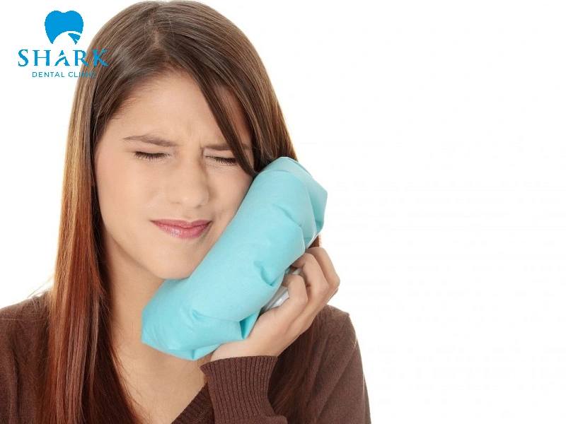 Chườm lạnh là cách giảm đau răng khôn tạm thời cực kỳ tốt