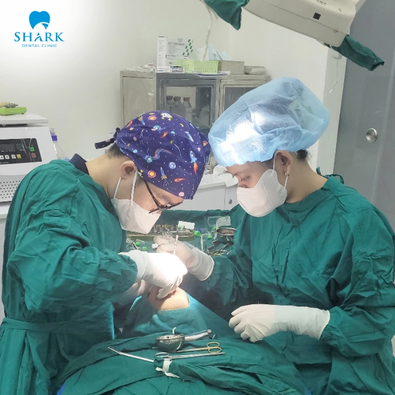 Quy trình lấy tủy răng chuẩn y khoa thực hiện như thế nào? 9 Bác sĩ thực hiện đặt đê cao su lên ống tủy răng