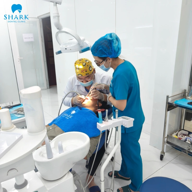 Quy trình lấy tủy răng chuẩn y khoa thực hiện như thế nào? 8 Thăm khám trực tiếp với bác sĩ để xem xét tình trạng răng miệng