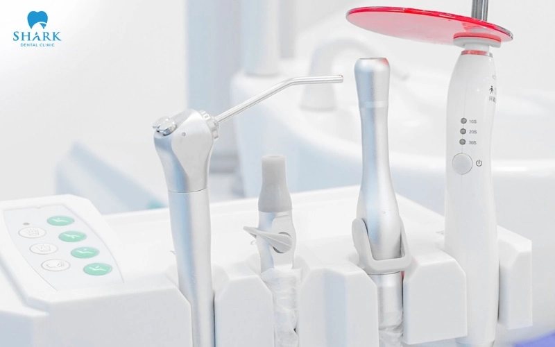 Mỗi dụng cụ và thiết bị chuyên dụng tại Nha khoa Shark đều được kiểm soát theo chặt chẽ, đảm bảo điều kiện vô khuẩn và an toàn tuyệt đối