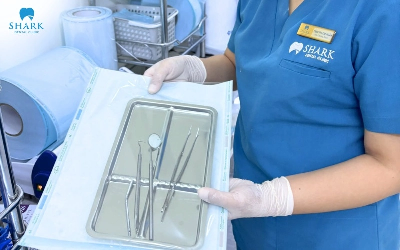Tại Nha khoa Shark, quy trình vô trùng được kiểm soát nghiêm ngặt theo các bước chuẩn y khoa