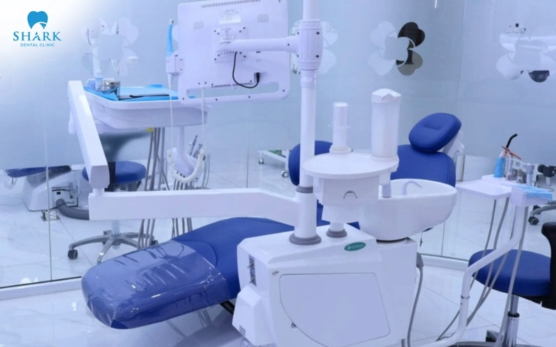 Vệ sinh ghế vô trùng điều trị là một trong những bước cần thiết trước và sau khi sử dụng cho khách hàng