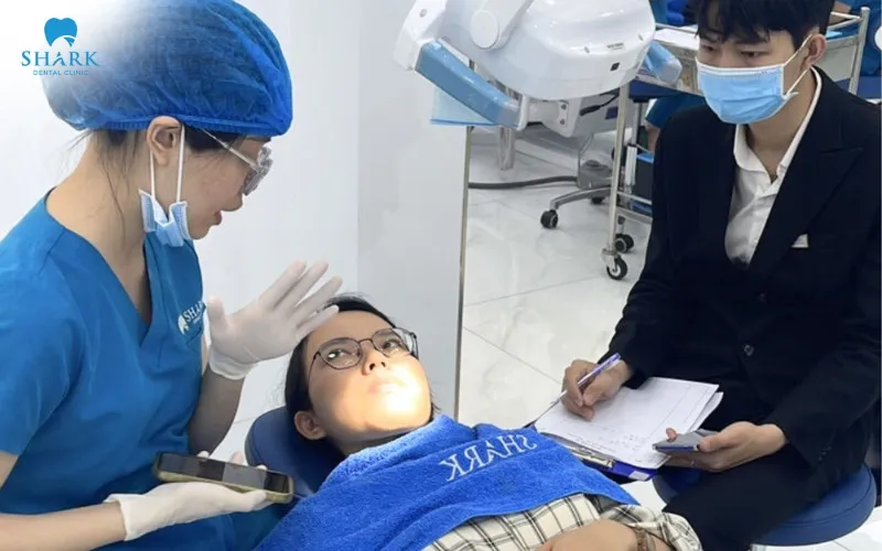 Khách hàng sẽ được các bác sĩ trực tiếp thăm khám và tư vấn giải pháp phù hợp với tình trạng răng khôn của mình