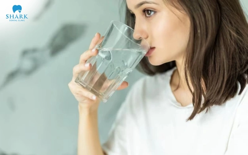 Uống đủ 2 lít nước mỗi ngày giúp làm sạch khoang miệng, hỗ trợ rửa trôi thức ăn thừa và hạn chế vi khuẩn tích tụ trên bề mặt răng