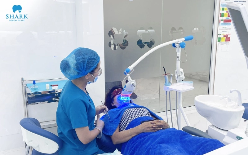 Nha khoa Shark sử dụng công nghệ tẩy trắng răng bằng đèn Plasma Nano White giúp hạn chế tối đa tình trạng ê buốt sau khi điều trị