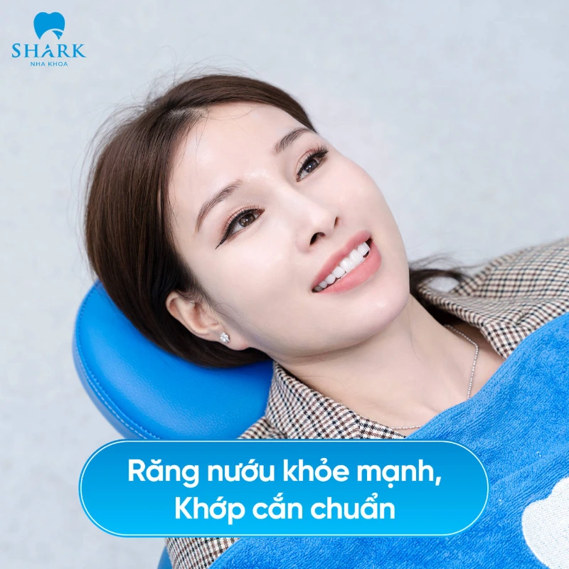 Khách hàng sau khi bọc sứ xong