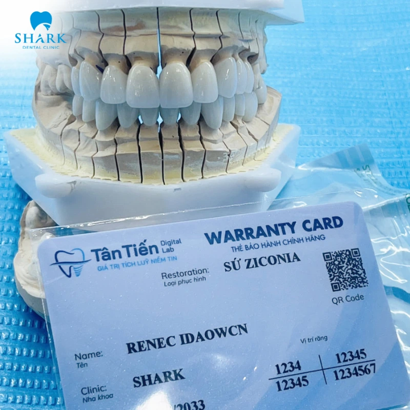 Thẻ bảo hành đi kèm với răng sứ