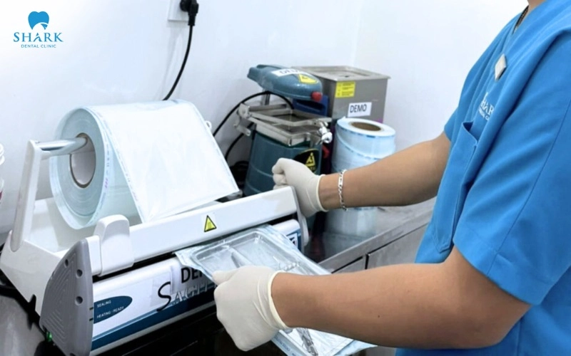Trước và sau khi điều trị, các dụng cụ tại Nha khoa Shark đều phải trải qua giai đoạn vô trùng nghiêm ngặt
