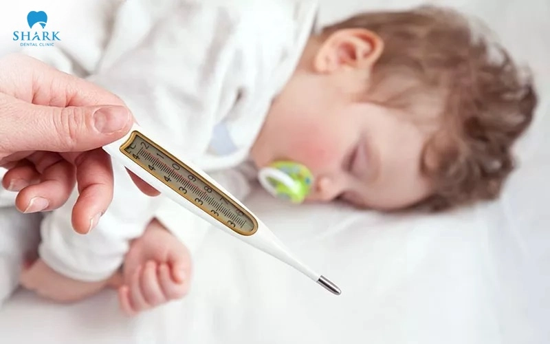 Dấu hiệu và hình ảnh lợi trẻ sắp mọc răng cửa, răng hàm 16 Bé sốt nhẹ và đi phân lỏng