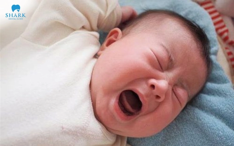 Hình ảnh trẻ bị nanh sữa: Các dấu hiệu nhận biết chuẩn 17 Khi trẻ mọc nanh sữa kèm theo dấu hiệu sốt cao và quấy khóc cần đưa đến bác sĩ thăm khám