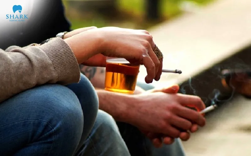 Sau khi thực hiện, bạn thường xuyên hút thuốc lá, uống rượu bia sẽ làm chậm quá trình lành thương và gây nguy hiểm 