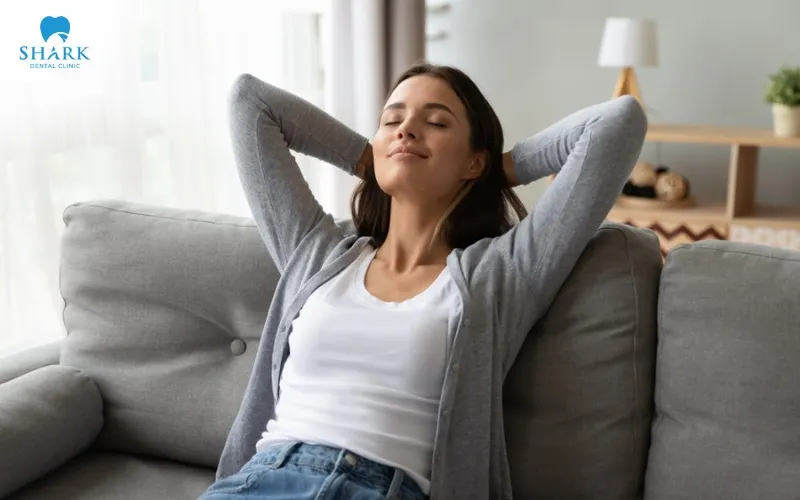 Sau khi nhổ răng, bạn nên nghỉ ngơi và thư giãn, hạn chế vận động mạnh để tránh gây ảnh hưởng đến vết thương đang hồi phục