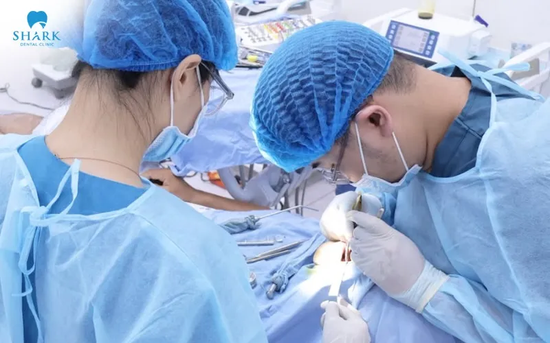 Để tránh những ảnh hưởng đến kết quả chỉnh nha, anh Quang được bác sĩ chỉ định thực hiện nhổ răng khôn